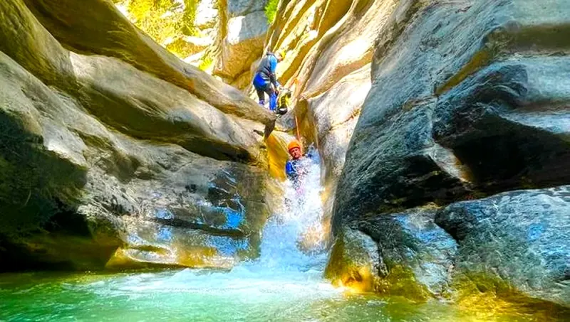 Stages eau et sensations à Isola 2000 : canyoning, apnée et activités encadrées en montagne