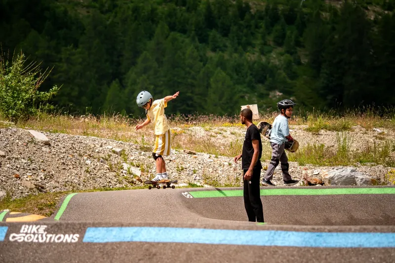 Stage skateboard enfants sur le pumptrack d’Isola Village et Isola 2000