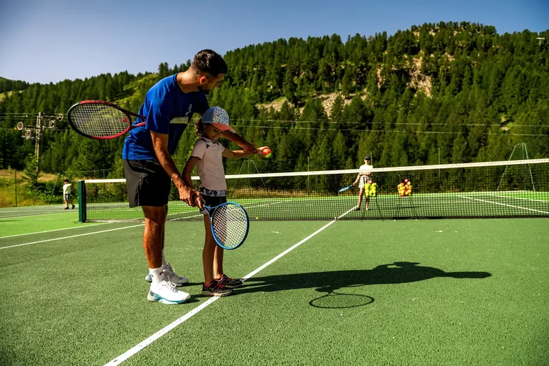 Stage tennis enfant et adulte à Isola 2000 pendant l’été